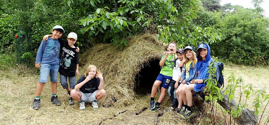 Im Bildungsgarten enstanden im Laufe der Woche aus Ästen, Heu und anderen Naturmaterialien wunderbar kreative Tipis. © FdPH
