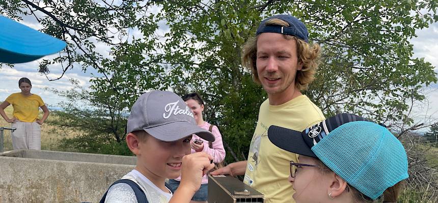 Im Anschluss wartete auf die Kinder ein weiteres besonderes Erlebnis. Gemeinsam besuchten wir unsere Biologen Norbert und Felix beim Zieselmonitoring und durften ihnen über die Schulter schauen. © FdPH/A. Lembke
