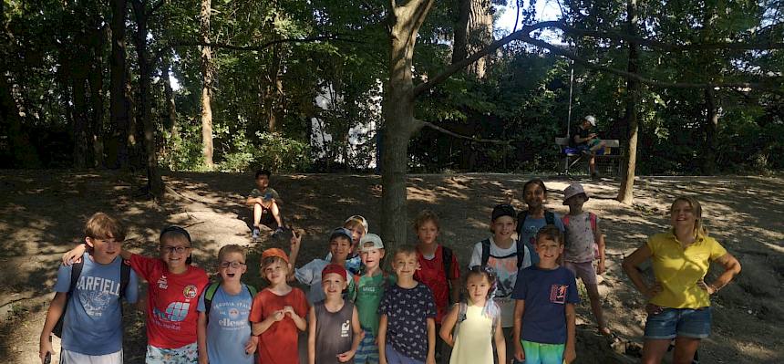 17 junge Forscher:innen waren heute im Rahmen des Perchtoldsdorfer Ferienspielprogramms „Flussforscher unterwegs“ gemeinsam mit unserer Naturvermittlerin an der Liesing unterwegs, um die faszinierende Welt der Gewässertiere zu entdecken. © FdPH/B. Sabek