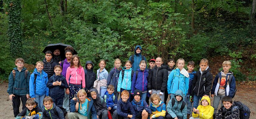 Schüler:innen der 2C des BG&BRG Roseggergasse bei der Heidepflegewoche © FdPH/A. Mrkvicka