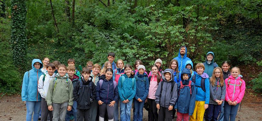 Schüler:innen der 2D des BG&BRG Roseggergasse bei der Heidepflegewoche © FdPH/A. Mrkvicka