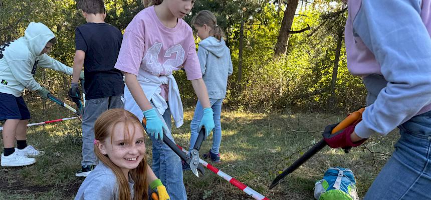Auf der Heide statt in der Schule sitzen - die Arbeit für die Heide an der frischen Luft macht Spaß! © FdPH/H. Sommer
