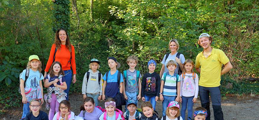 Schüler:innen der 2a der VS Kneippgasse bei der Heidepflegewoche © FdPH/A. Mrkvicka