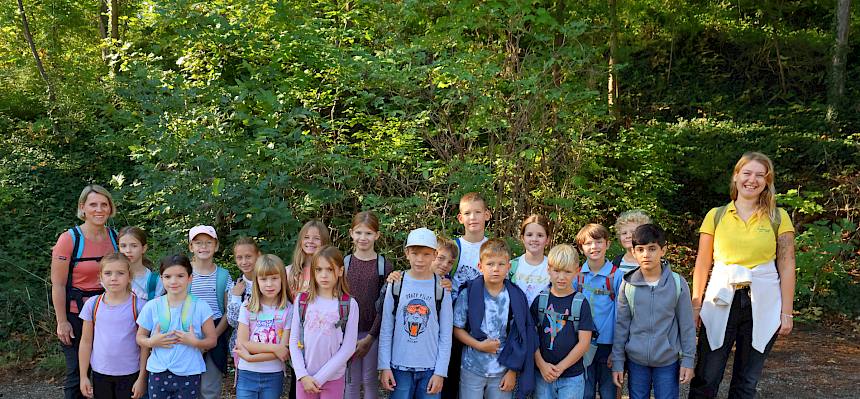 Schüler:innen der 3a der VS Kneippgasse bei der Heidepflegewoche © FdPH/A. Mrkvicka