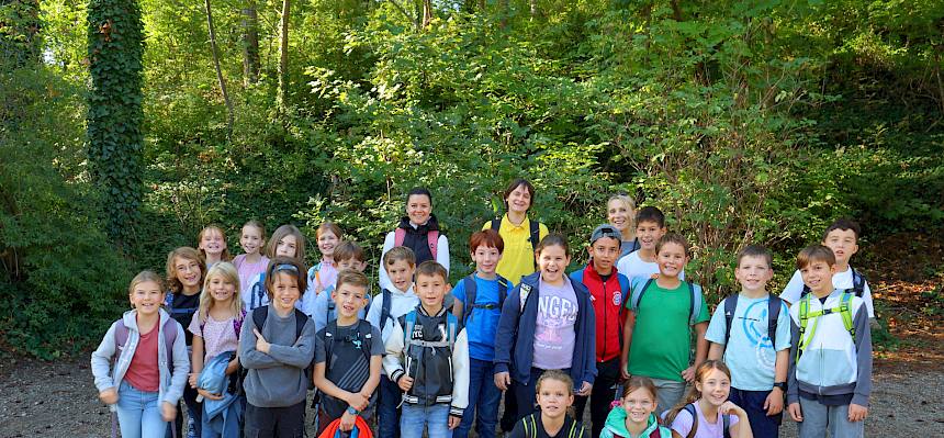 Schüler:innen der 4a der VS Kneippgasse bei der Heidepflegewoche © FdPH/A. Mrkvicka