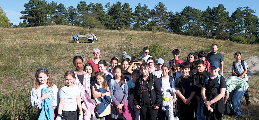Die Schüler:innen des GRG11 machen jedes Jahr fleißig bei der Heidepflegewoche mit, trotz weiter Anreise aus Wien. © Thomas Matausch