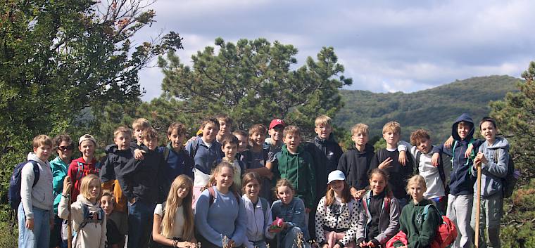 Die Schüler:innen der 3e des BG/BRG Perchtoldsdorf bei der diesjährigen Trockenrasenpflege am Hochberg. © FdPH/F. Hohn