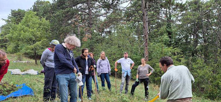 Alex zeigt die Arbeit mit dem Tree Popper vor. So können Gebüsche aus dem Boden gezogen und gehebelt werden, die mit Krampen nicht entfernt werden können. © FdPH/B. Rödlich
