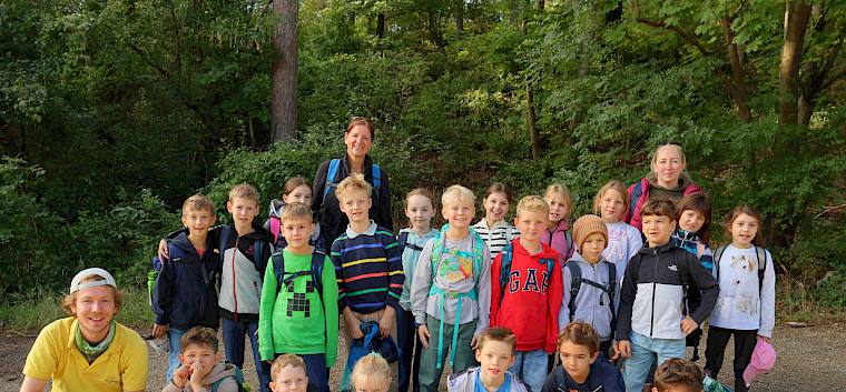 Schüler:innen der 3a der VS Roseggergasse bei der Heidepflegewoche © FdPH/A. Mrkvicka
