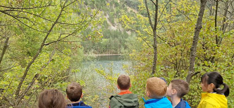 Der spannende Vormittag begann mit einer Einführung in die Besonderheiten des Naturschutzgebiets und die Bedeutung der Landschaftspflege für dessen Erhalt. © FdPH/B. Sabek