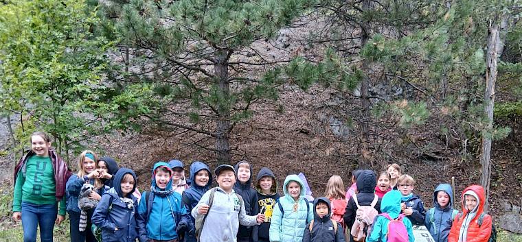 Auch die Schüler:innen der 4a der der PVS Kalksburg setzten sich heute tatkräftig für die Erhaltung der biologischen Vielfalt vor ihrer Haustür ein. © FdPH/F. Hohn