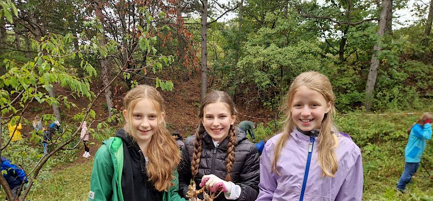Bei der Heidepflegewoche waren wieder zahlreiche Schulklassen dabei, die engagiert anpackten, die Heide zu erhalten. © FdPH/B. Sabek