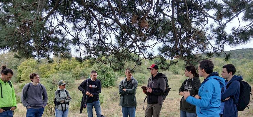 Zu Beginn des Pflegeeinsatzes gab es von unseren Biologen für die Firmengruppe eine Führung über die Heide. © FdPH/F. Hohn